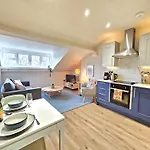 Cosy Loft Steps To Walls & Minster