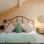 Cosy Loft Steps To Walls & Minster