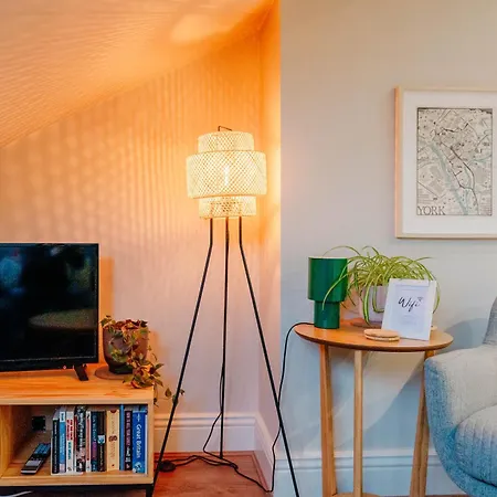 Cosy Loft Steps To Walls & Minster *