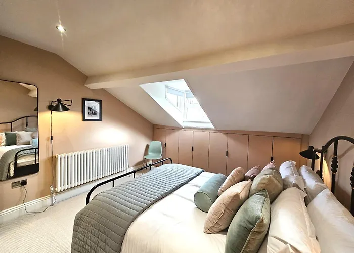Stylish Loft Retreat Close To City Walls & Minster *